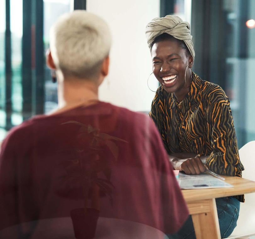Jeunes membres d'une entreprise en conversation
