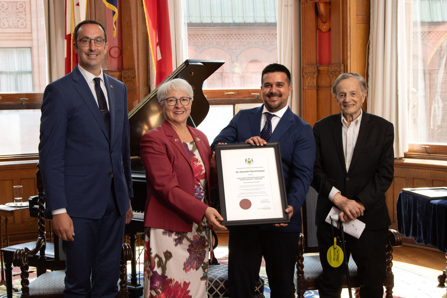 Le ministre Nolan Quinn, la lieutenante-gouverneure Edith Dumont, Hossein Davarinejad, Ph. D., et John C. Polanyi, lauréat du prix Nobel de chimie (1986).