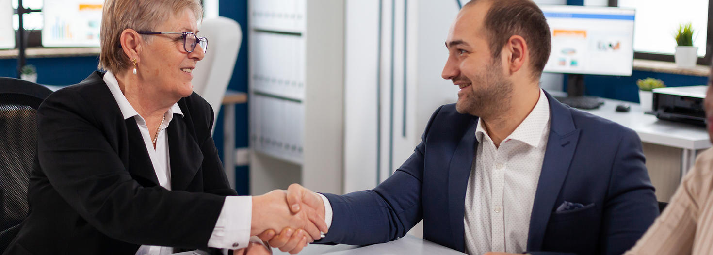 Un consultant serrant la main d'un client.