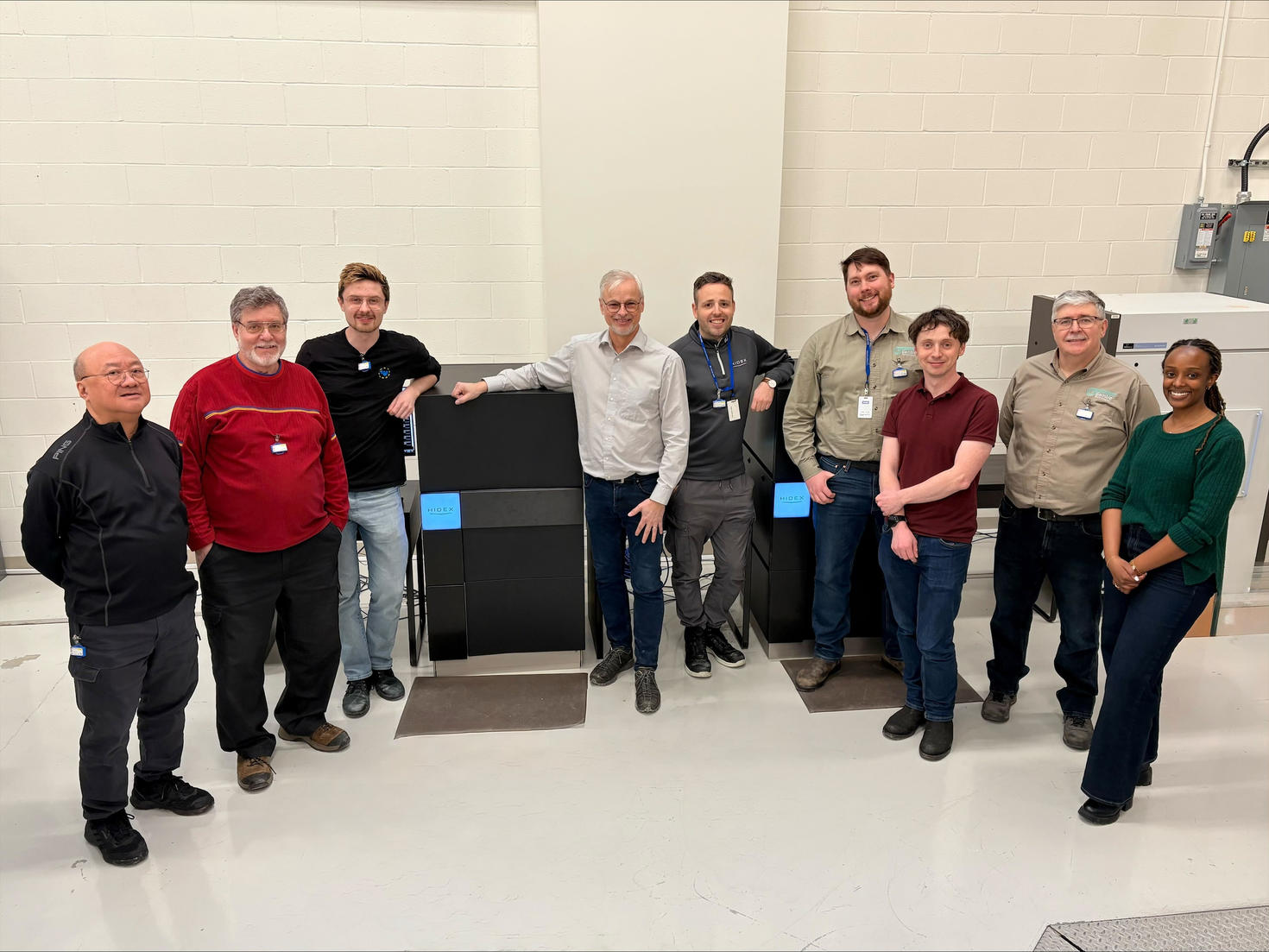 L'équipe autour d'une machine Hidex ULLA nouvellement installée