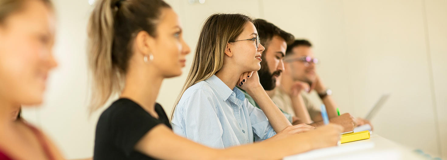 Des étudiantes et étudiants universitaires dans une salle de classe