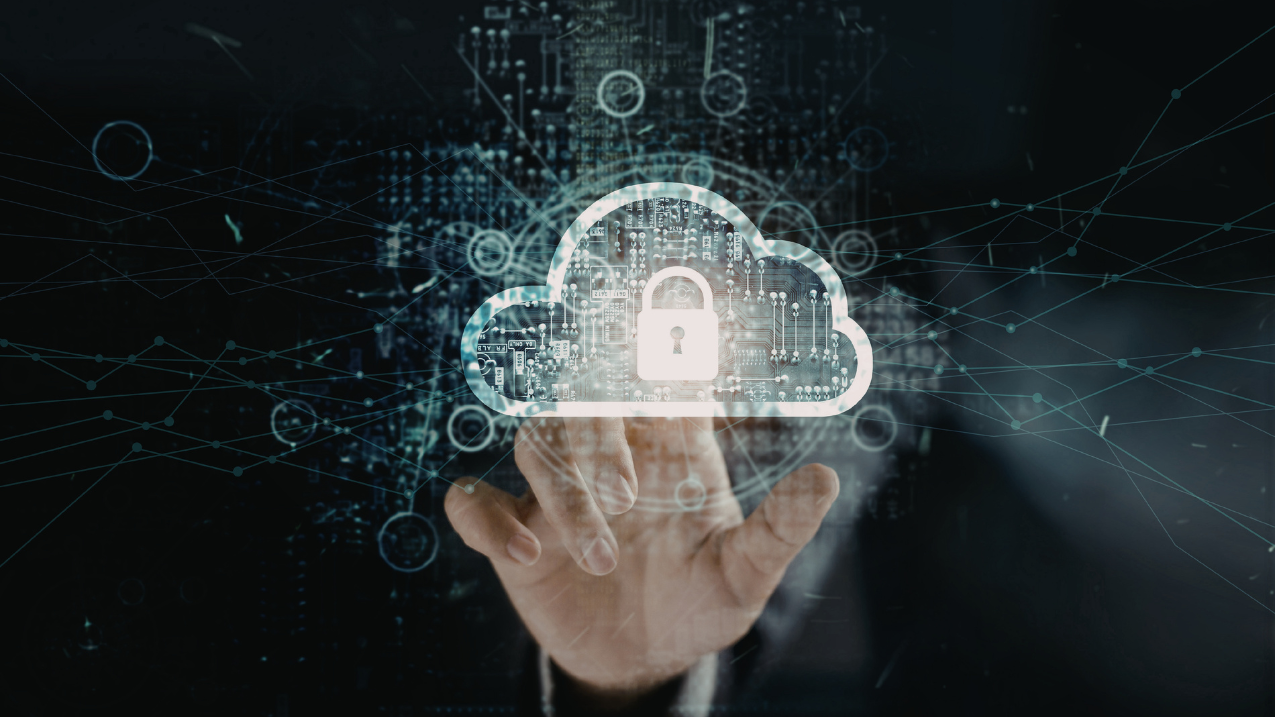 Une main tente d'accéder à de l'information sécurisée sur le nuage.