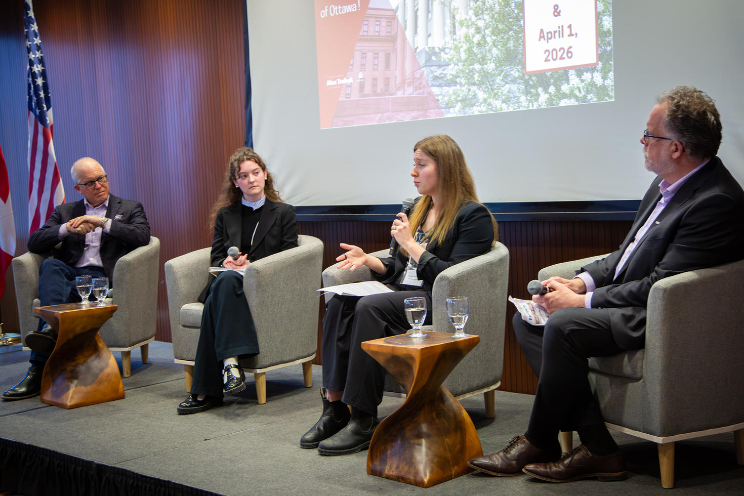 Dr. Meslin, Jessica Adams, Valeria Vasilyeva, Dr. Jeff Kinder assis sur scène lors de la Conférence Bromley