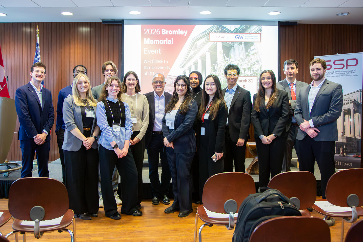 Photo de groupe du conférencier d'honneur et des étudiant.e.s lors de l'événement commémoratif Bromley