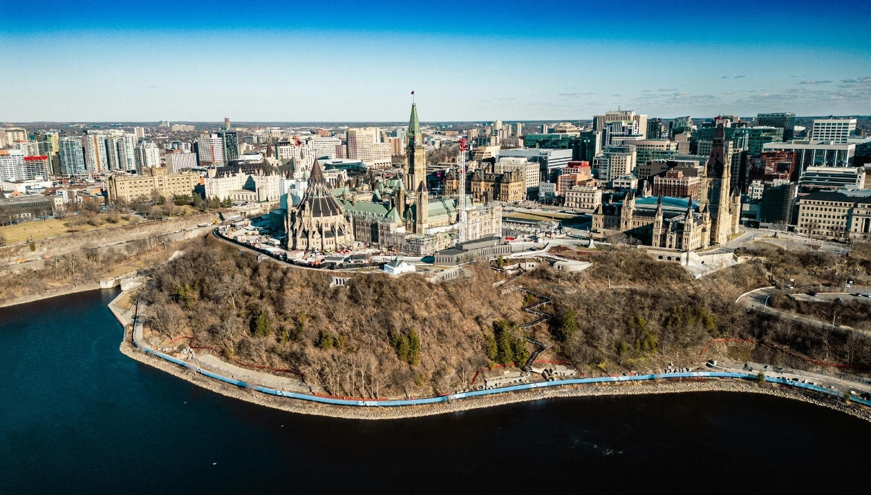 La ville d'Ottawa, avec la rivière des Outaouais au avant-plan.