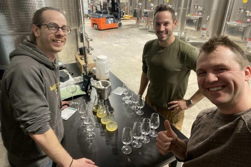 Lessard et son équipe travaillent sur le vin.