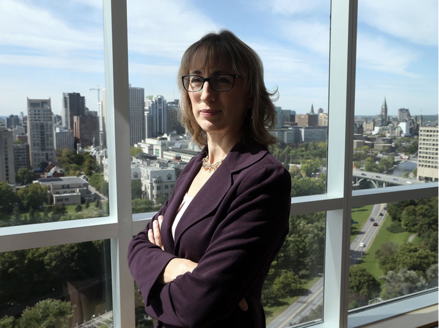 Monica Gattinger devant une fenêtre panoramique