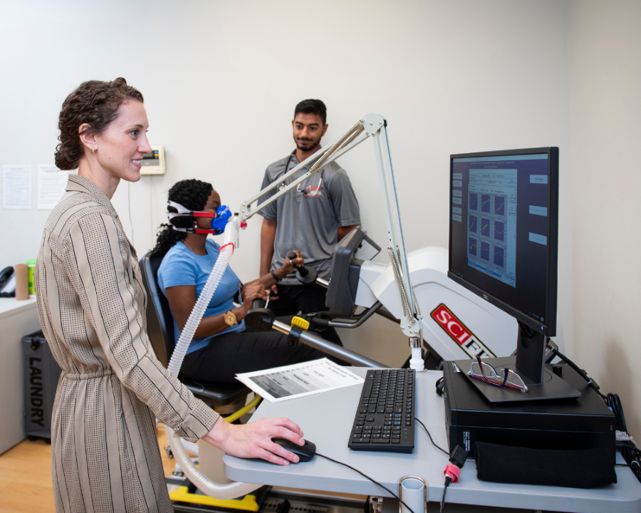 Dr. Lara Pilutti working in her health sciences lab with her trainees