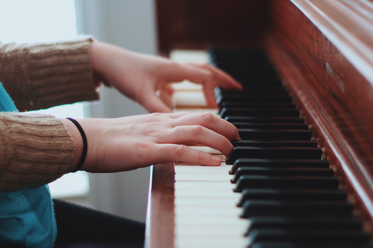 hands on a piano