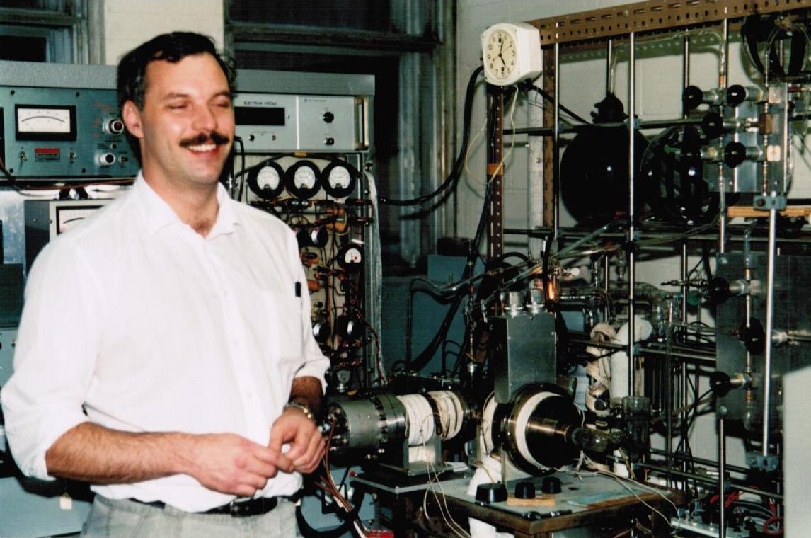 Sander Mommers in the mass spectrometry facility, picture from 1982