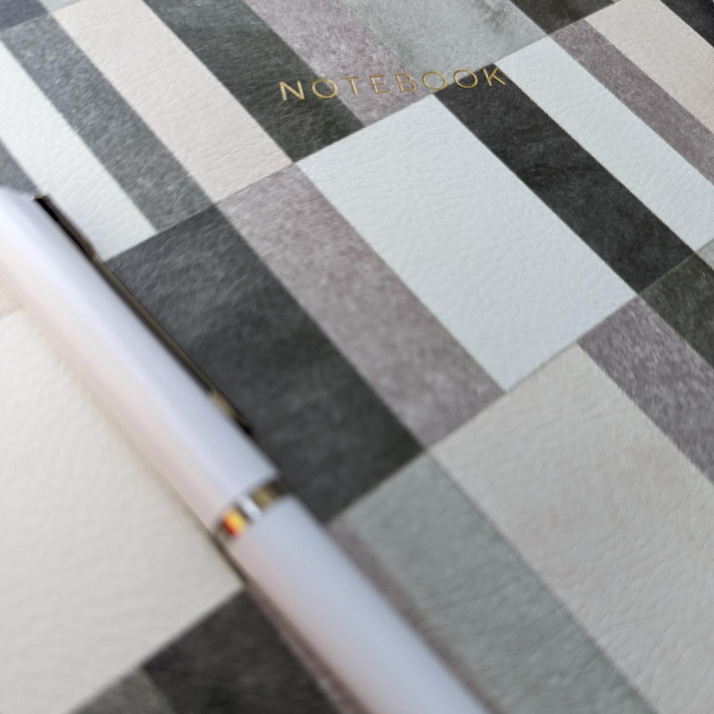 Picture of a pen on a notebook