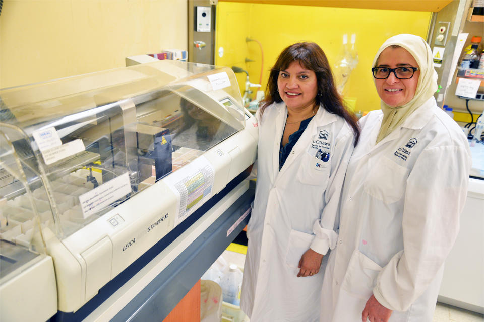 Zaida Ticas (left) and Mufida Alazzabi in front of histology machine