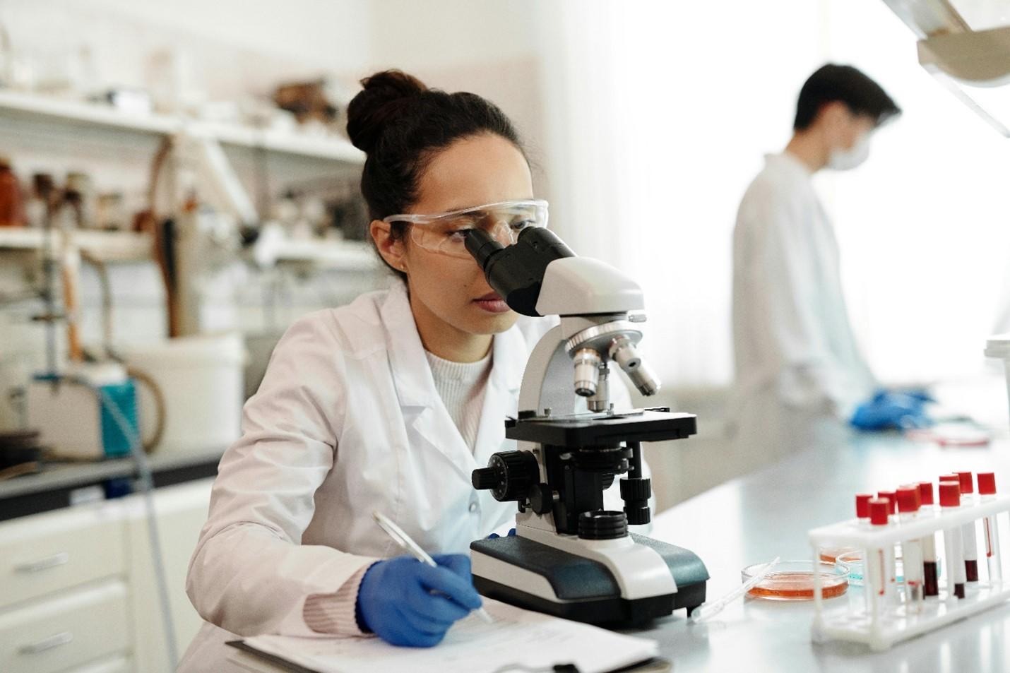 The University of Ottawa partners with CASTL and The Ottawa Hospital to ready students for careers in biomanufacturing 