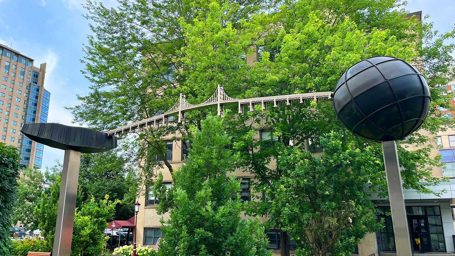 Sculpture in tribute to Félix Leclerc