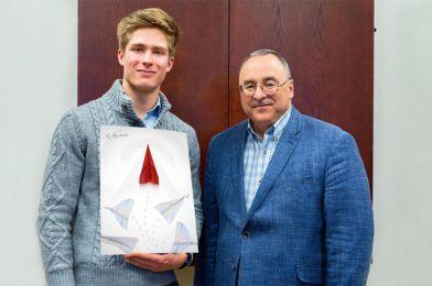 Mark Kravchenko, mechanical engineering student and Sylvain Charbonneau, vice-president, research and innovation.