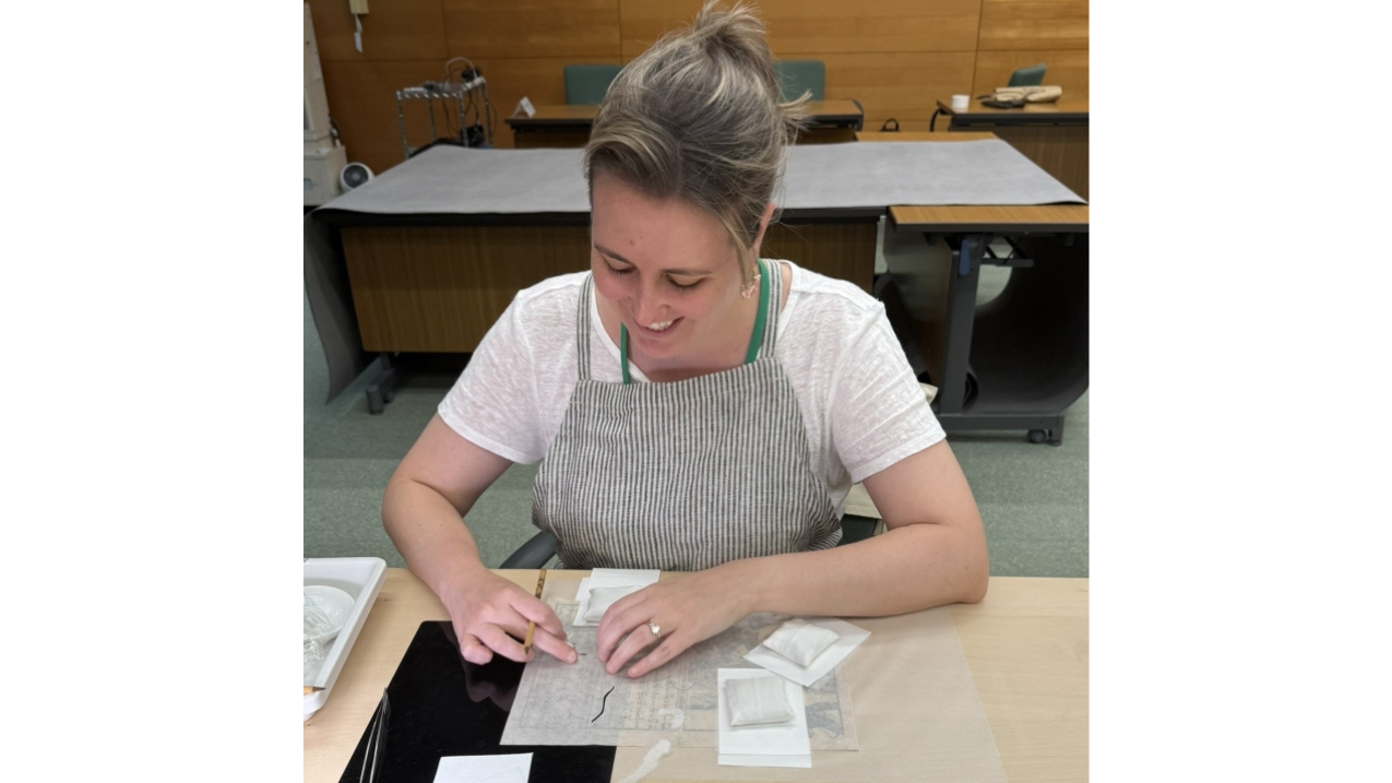 Gabriela Rosas, who is working on a restoration intervention on the back of the honshi.