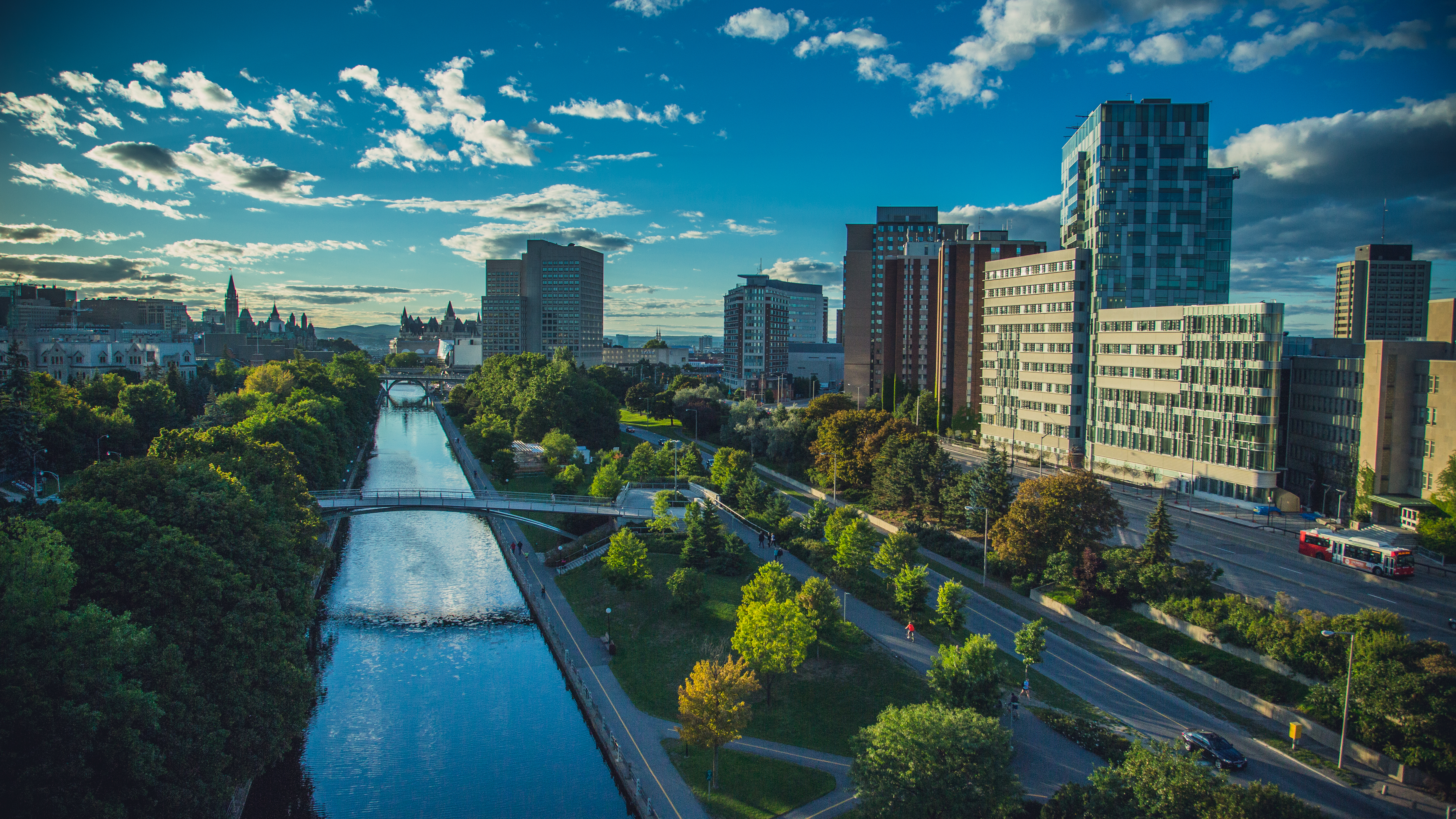 Photo du campus de l'Université d'Ottawa et le canal Rideau Photo du campus de l'Université d'Ottawa et le canal Rideau