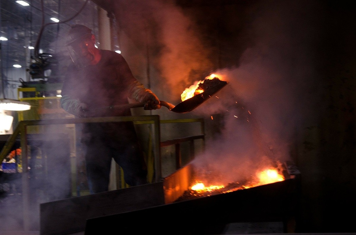 Travailleur pelletant de l'aluminium