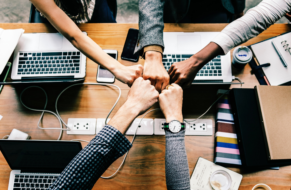 Femmes qui travaillent ensemble