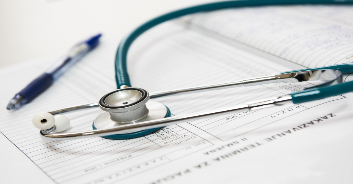 Stétoscope d'un médecin déposé sur un dossier médical Stétoscope d'un médecin déposé sur un dossier médical