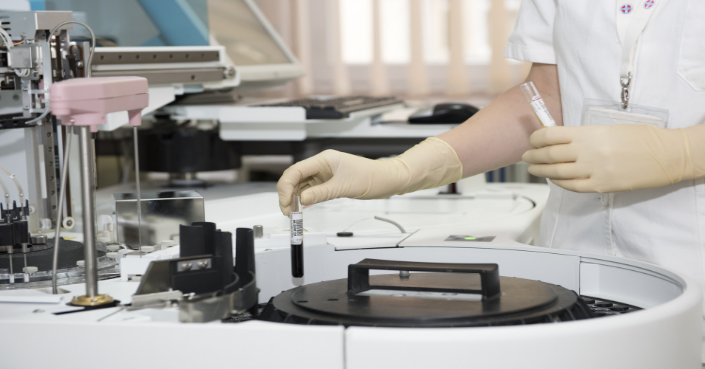 Scientifique travaillant avec un microscope