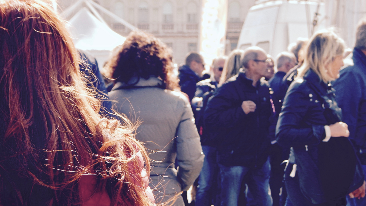Des étrangers dans la rue