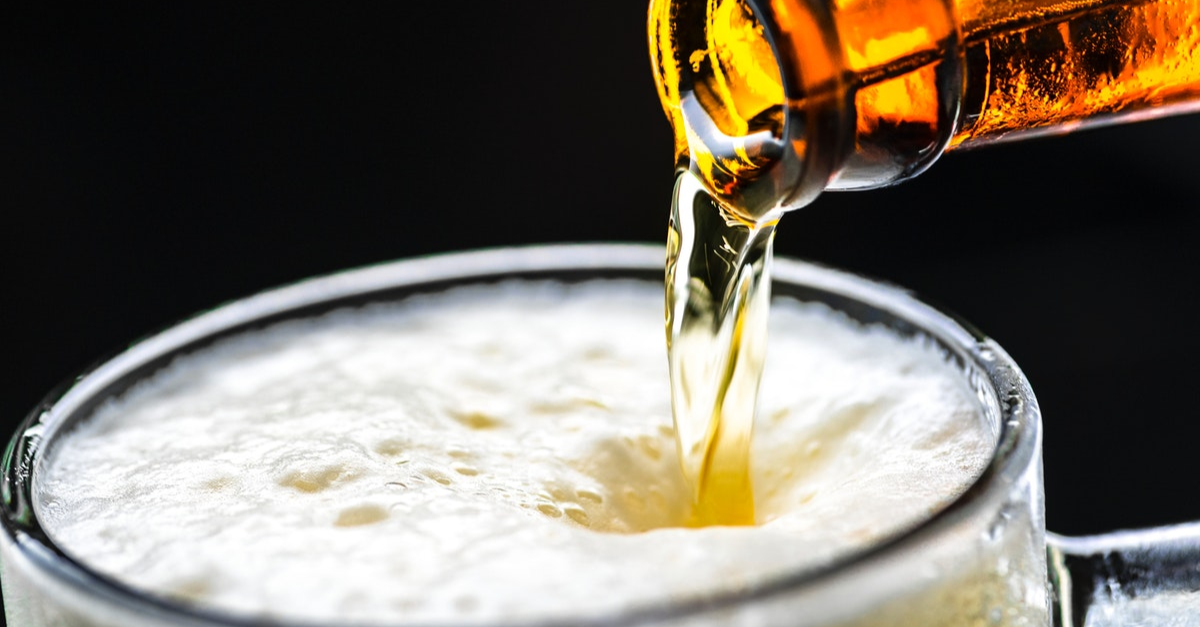 Bouteille de bière versée dans un verre Bouteille de bière versée dans un verre