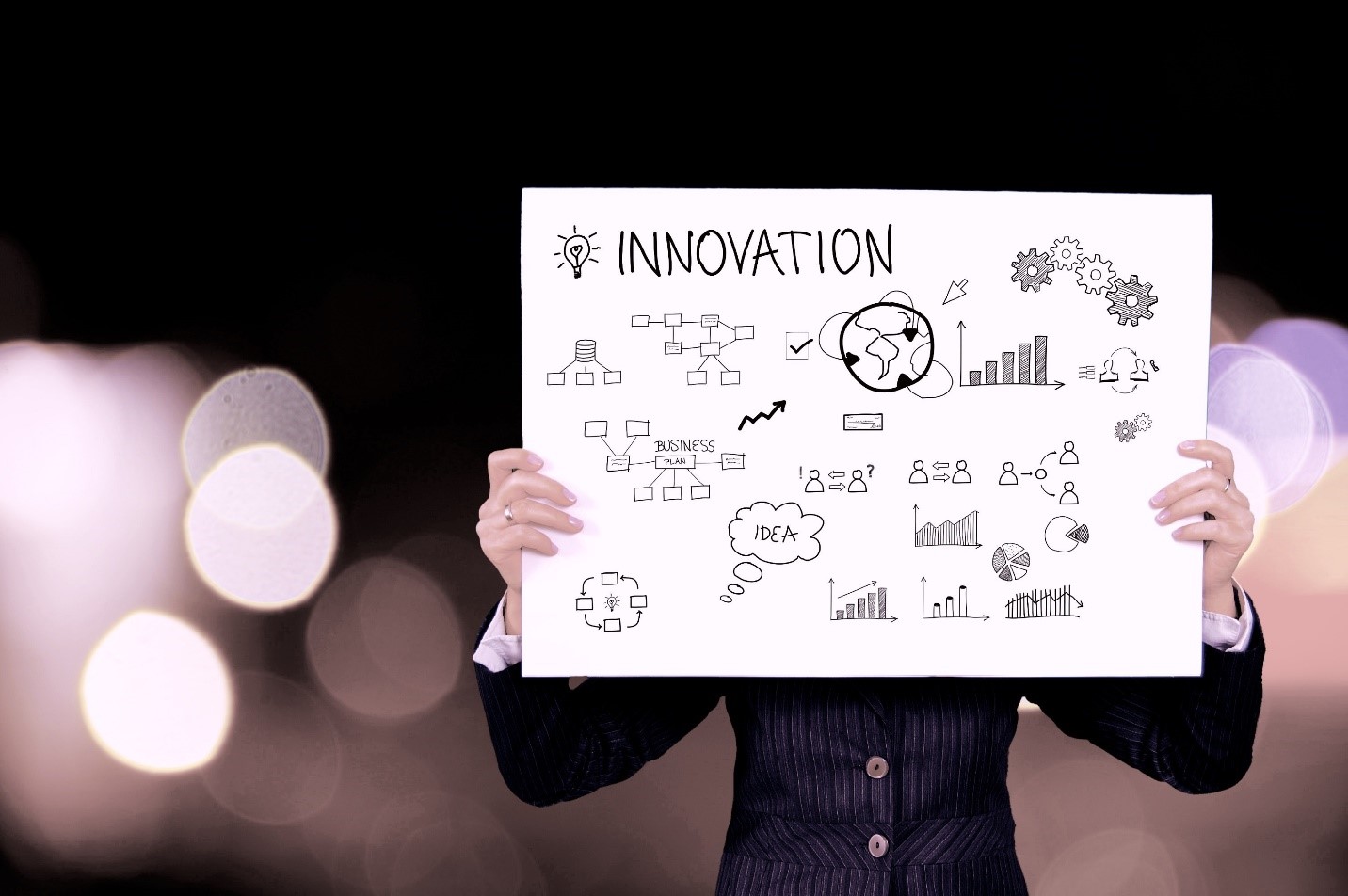 Une étudiante démontrant que l'innovation est l'une des priorités de l'Université d'Ottawa.