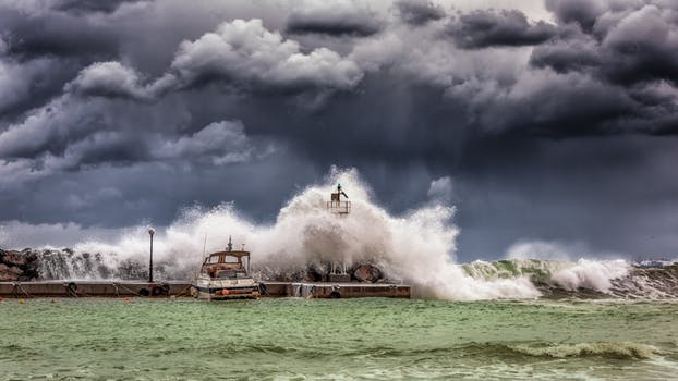 Vagues qui se brisent sur la côte pendant la tempête Photo de vagues qui se brisent sur la côte pendant la tempête