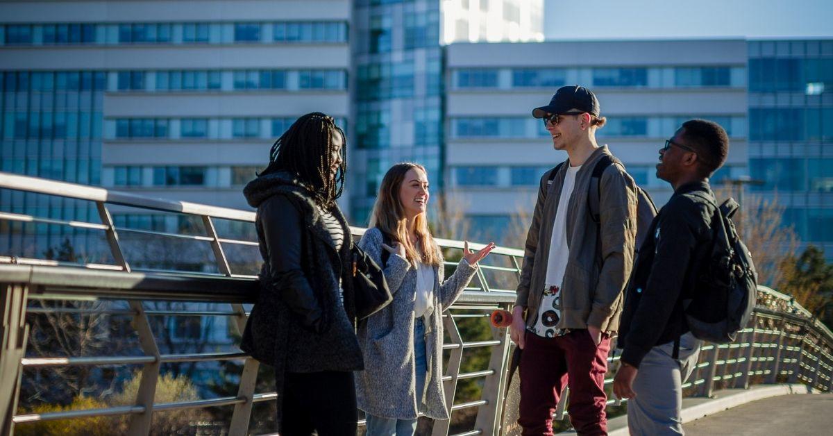 Quatre étudiants sur la Passerelle Corktown.