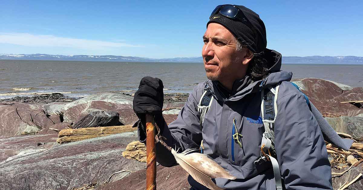 Stanley Vollant avec son bâton des mille rêves.