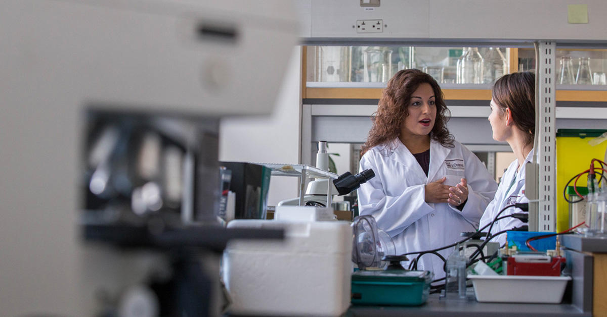 Docteure Nafissa Ismail parle avec une étudiante dans un laboratoire