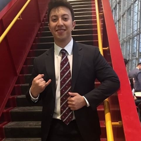 saif-elh dans les escaliers du pavillon EITI qui montre sa bague