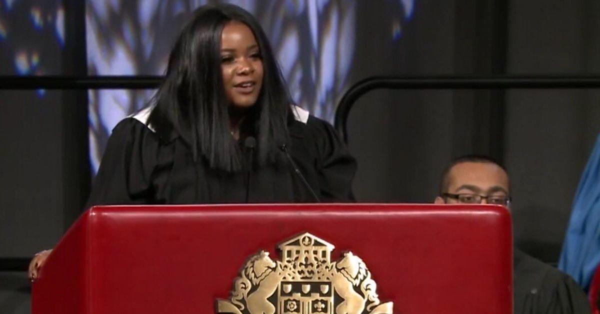 Shanna Ossé prononce un discours en tant que major de promotion.