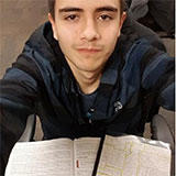 Selfie de brankoomv avec des livres d'université