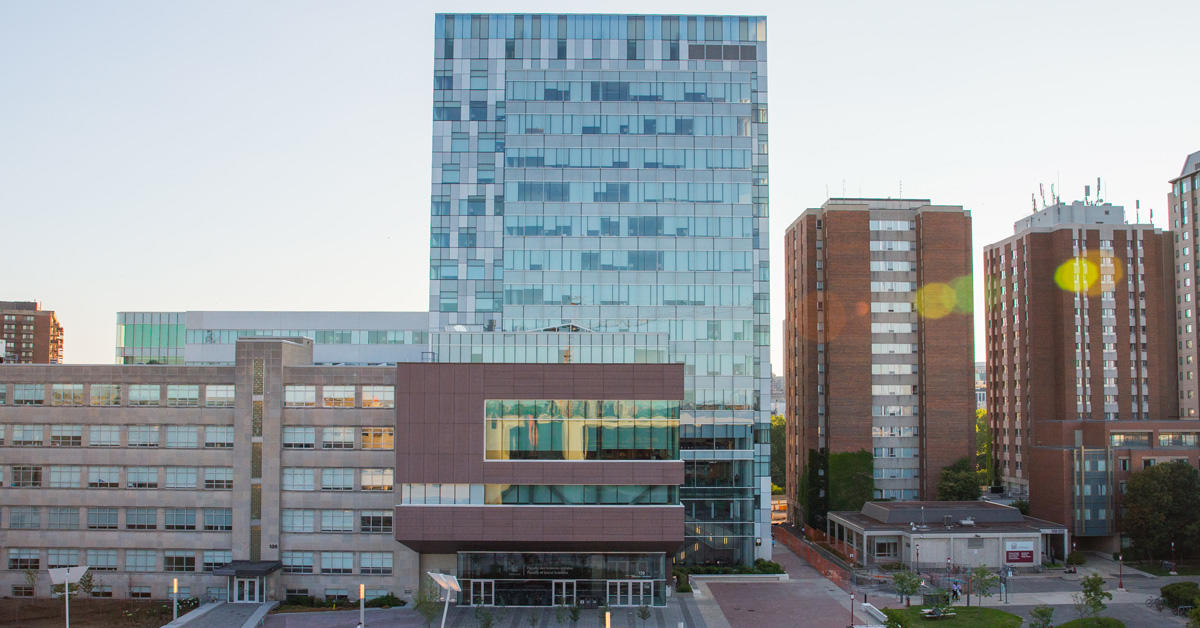 Photo du campus devant le Pavillon des sciences sociales