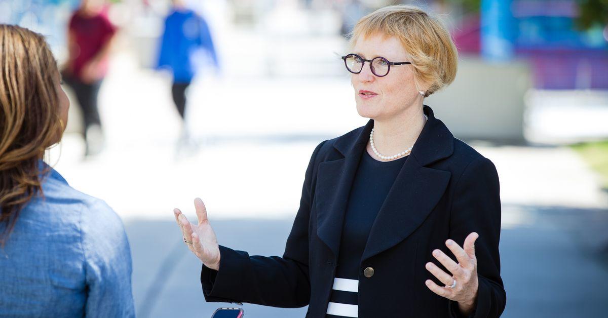 Jill Scott debout, dehors, sur le campus de l'Université lors d'un interview.