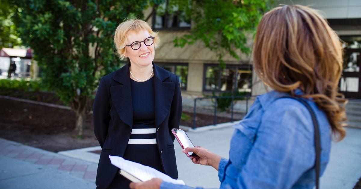 Jill Scott debout, dehors, sur le campus de l'Université.