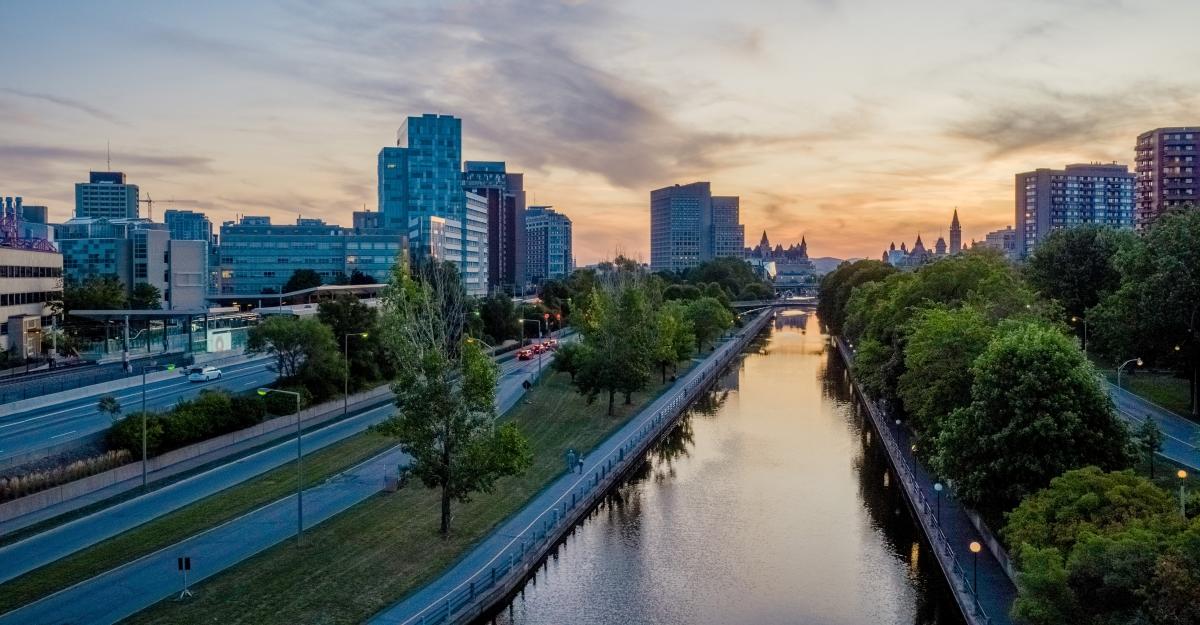 Vue du canal Rideau, du campus et du parlement
