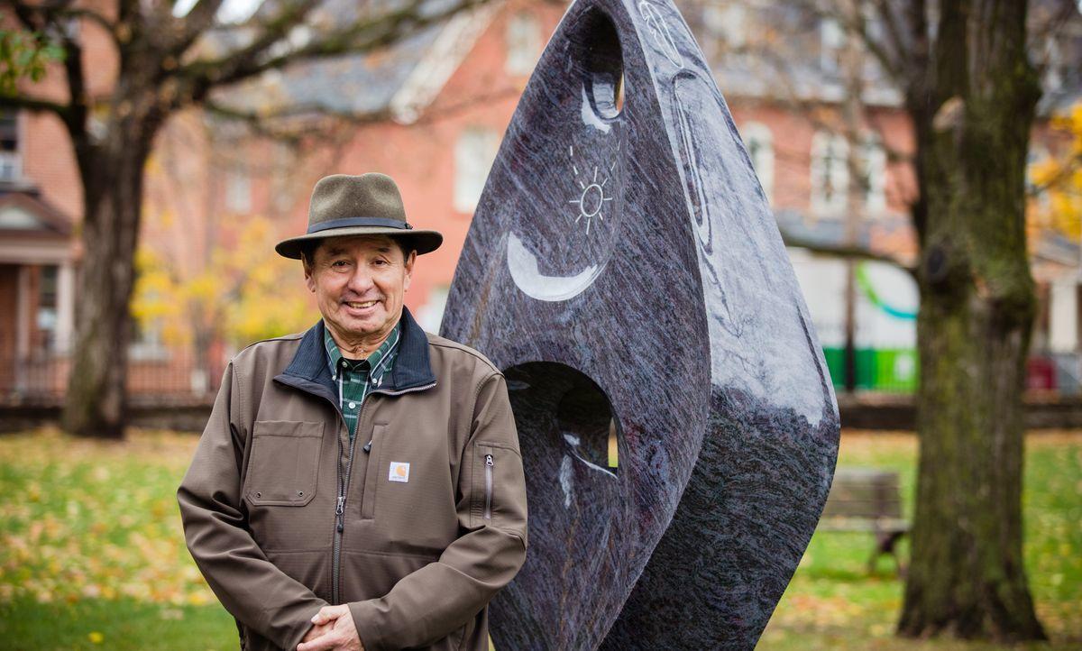 David General debout à côté de la sculpture.