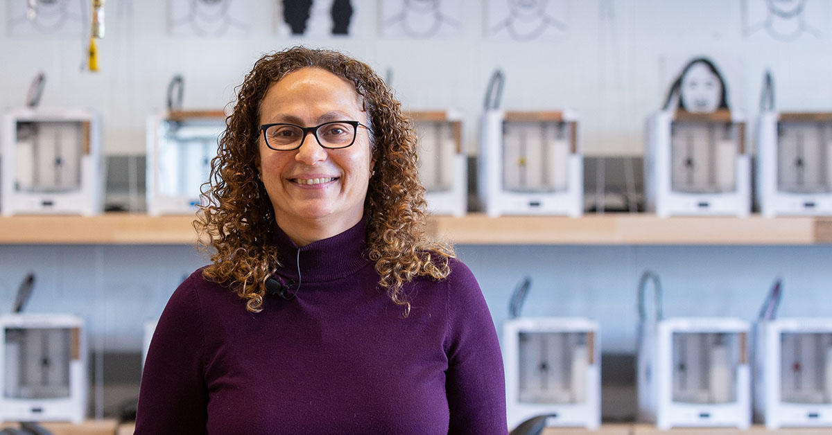 Portrait de Hanan Anis dans l'atelier Makerspace.