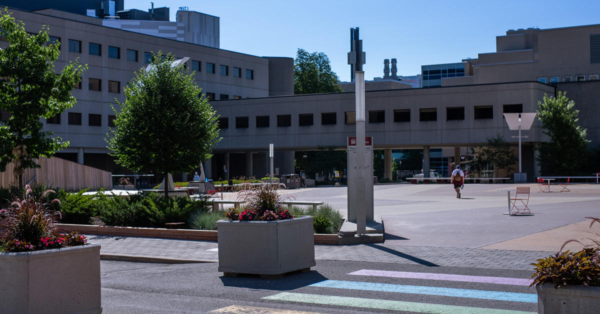 Une personne seule qui marche sur le campus