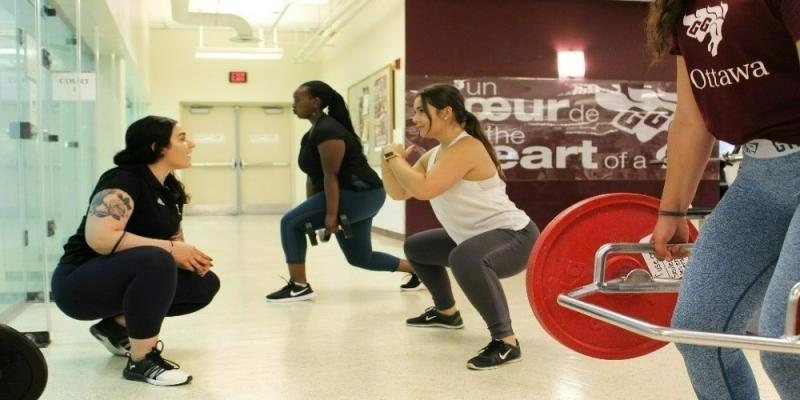 Les étudiants s'entraînent avec un coach