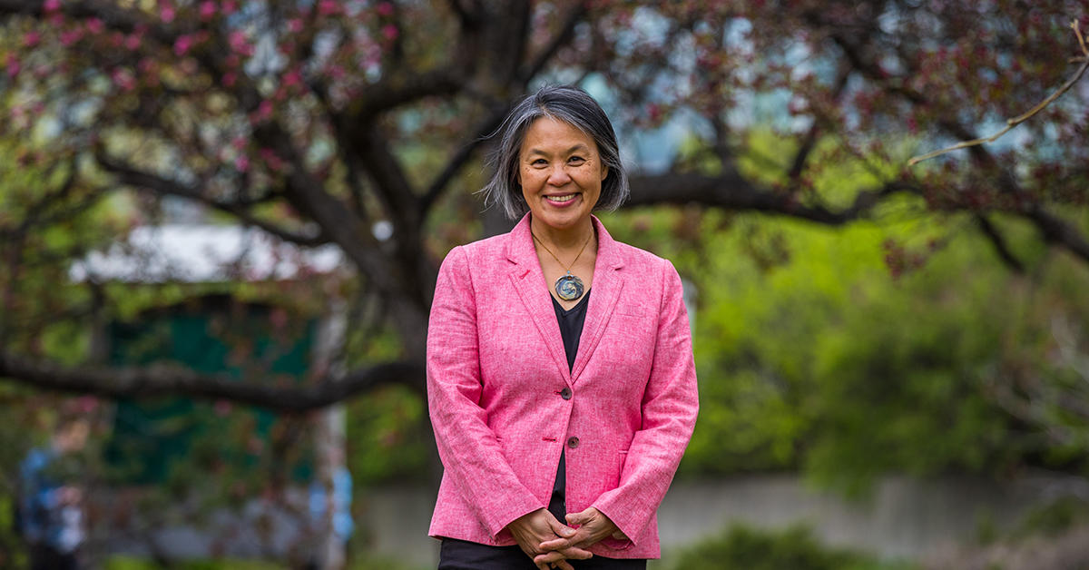 Portrait de la bibliothécaire en chef, Talia Chung, dans un jardin