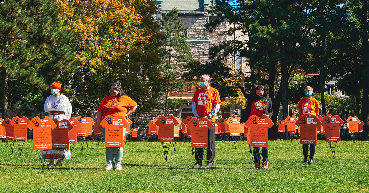  Reeta Koostachin, Victoria Smith, Jacques Frémont, Meagan Commonda et Jill Scott.