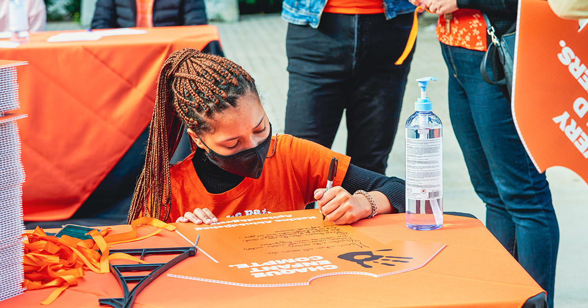 Personnes portant du orange pour la journée de la vérité et de la réconciliation sur le campus