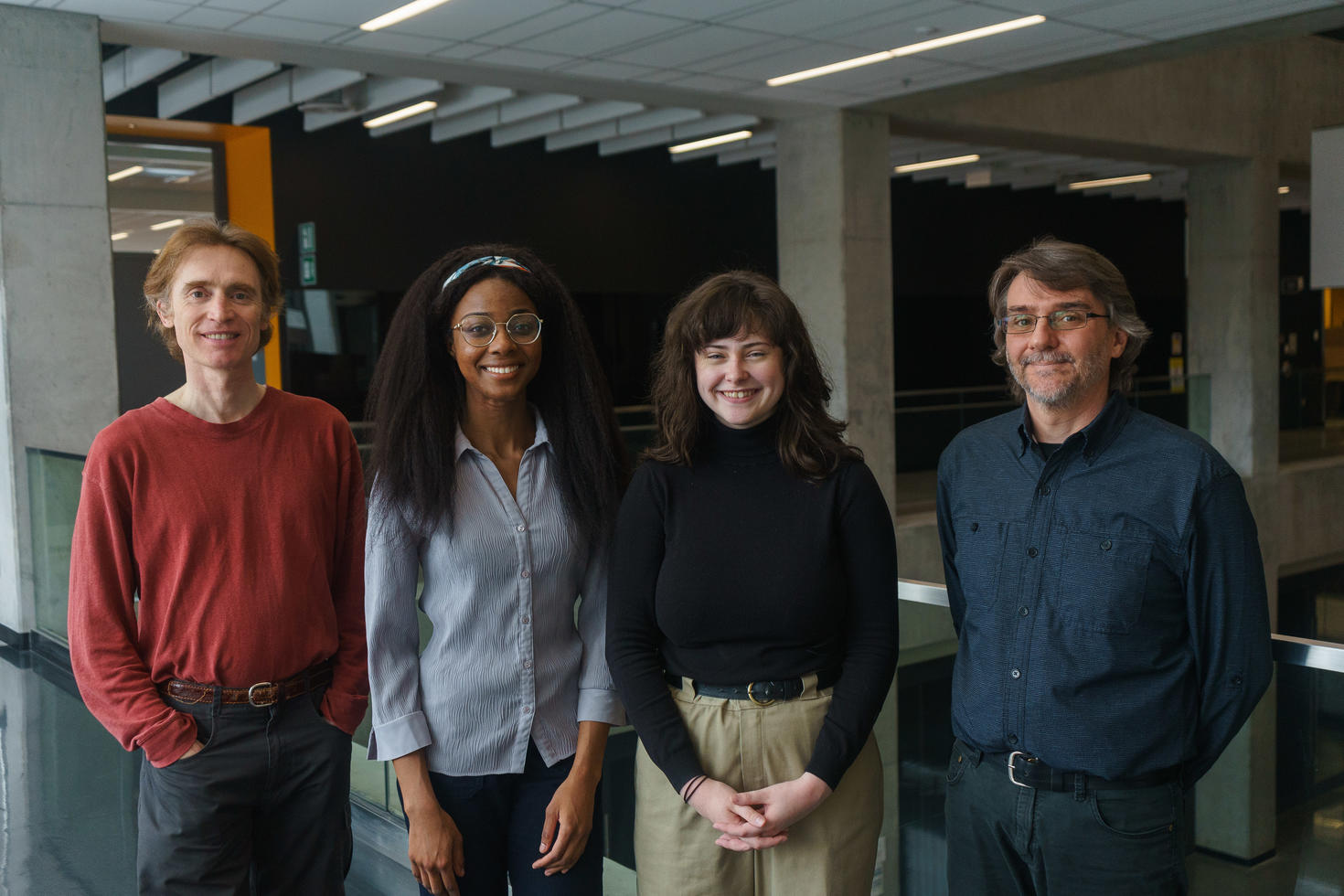 Étudiantes au premier cycle Sabrina Guerrier et Sophie Tomlin, avec les professeurs Steven Desjardins et Frithjof Lutscher