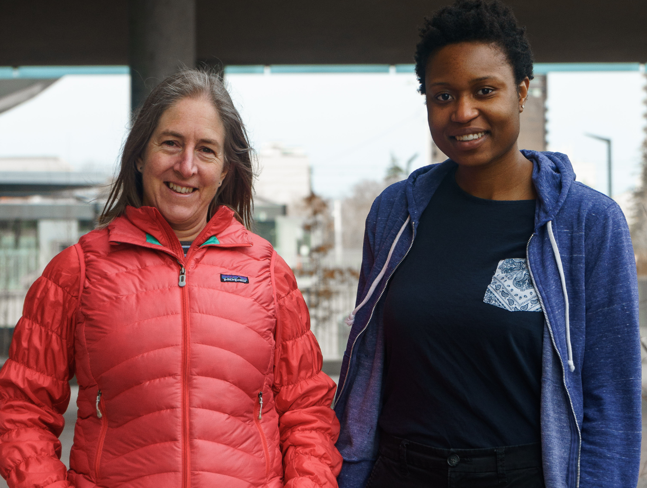 Professeure Emily Standen et l'étudiante Favour Otoijamun