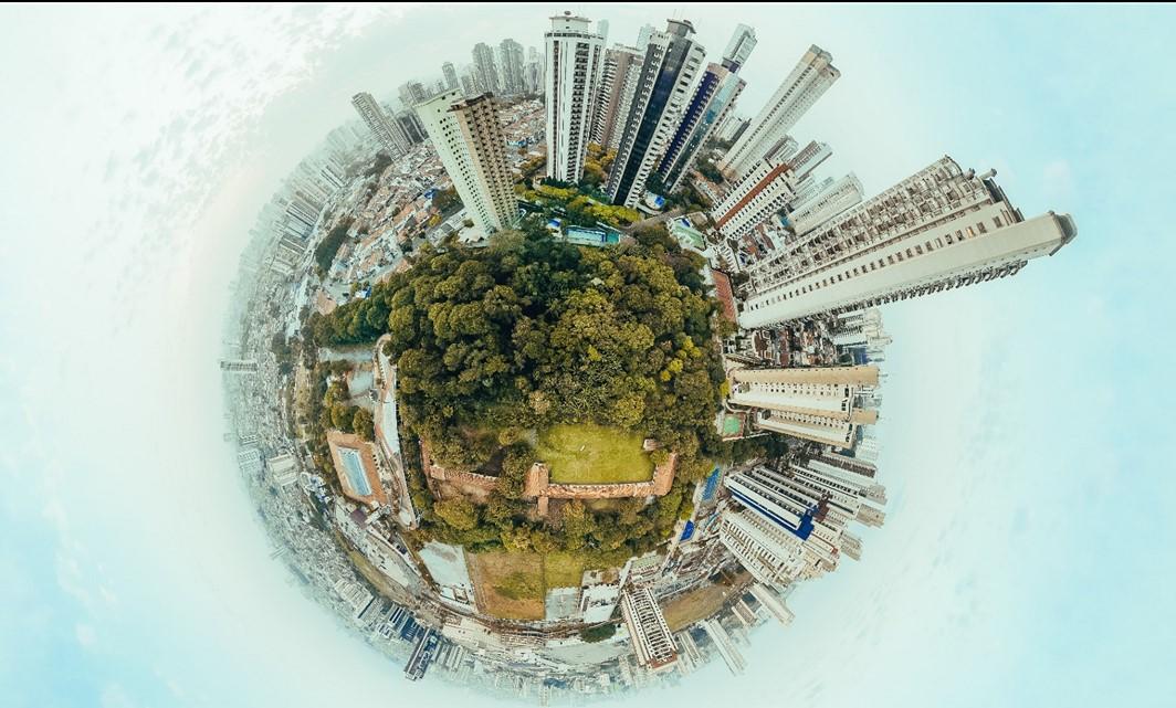 Planète Terre recouverte de gratte-ciel et d'une parcelle d'espace vert
