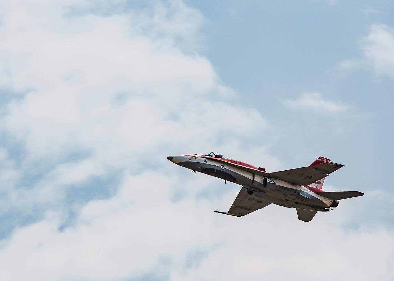 avion de chasse dans le ciel